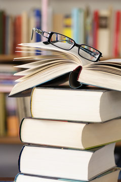 B&uuml;cherstapel mit Brille