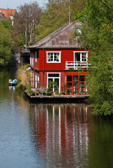 Fototapeta na wymiar Rotes Haus am Kanal