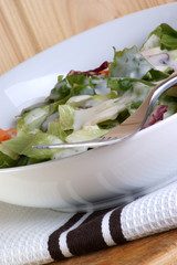 Sommersalat in einer weissen Schale