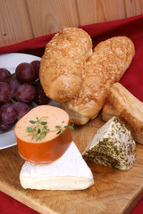 eine Käseplatte mit verschiedenen Käsesorten