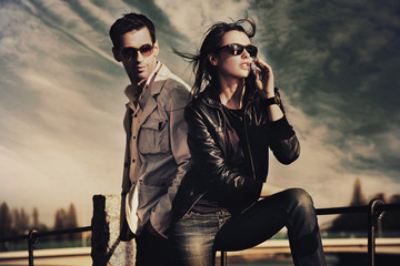 Attractive young couple wearing sunglasses - obrazy, fototapety, plakaty