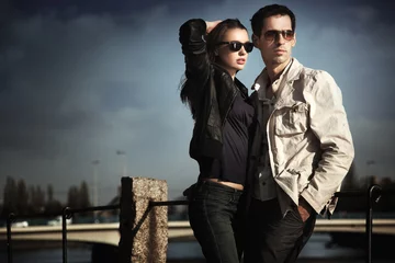 Fototapeten Attraktives junges Paar mit Sonnenbrille © konradbak
