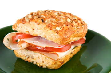 Bread roll with chicken and tomatoes