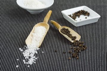 Scheffel mit Salz- und Pfefferkörnern
