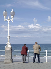 Pareja ancianos mirando al mar