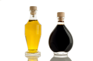 Obraz na płótnie Canvas oliwa z oliwek i ocet balsamiczny włoski na butelce