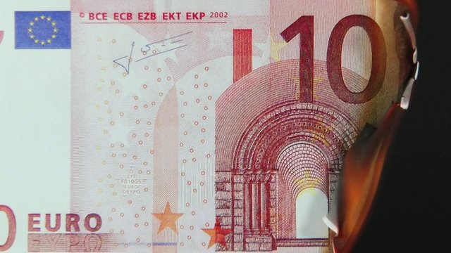 10 Euro in Flammen Video