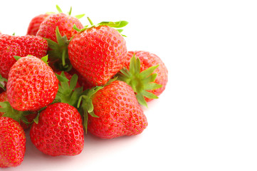 tas de fraise sur fond blanc