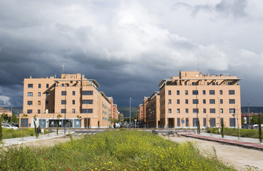 Fototapeta na wymiar edificios modernos desde urbanización abandonada