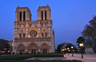 Fototapeta na wymiar Notre Dame in the evening