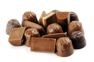 cioccolatini misti su fondo bianco