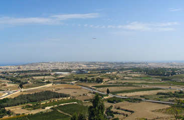 Fototapeta na wymiar Panorama of Malta od murów miasta Mdina