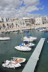 Fototapeta na wymiar Giovinazzo turystycznym portu. Apulia.