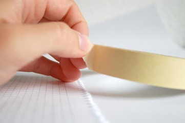 Hand mit Klebeband