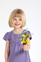 Blondes Mädchen mit Blumen