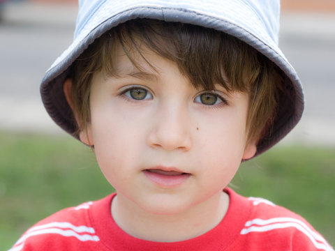 ragazzino con cappello alla pescatora