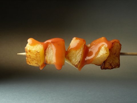 Brocheta con patatas fritas