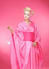 Fototapeta premium Beautiful geisha holding origami bird