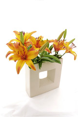 bouquet de lys dans un vase design