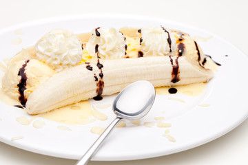 Bananensplit mit Löffel auf Teller
