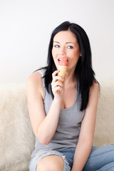 Junge Frau isst Eis im sitzen