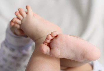 baby feets - obrazy, fototapety, plakaty