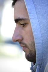 Jeune homme séduisant et sportif