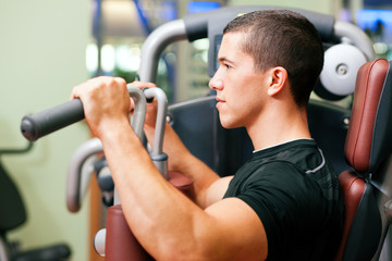 Mann im Fitnessstudio