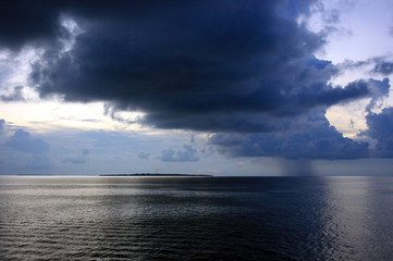Regen und Sonne über dem Meer