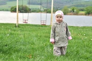 bébé dans la prairie