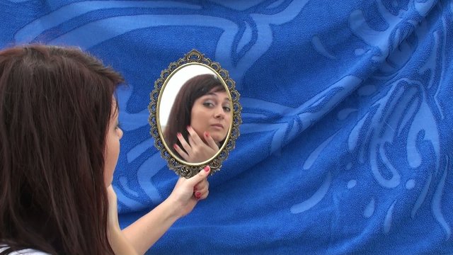 ragazza allo specchio