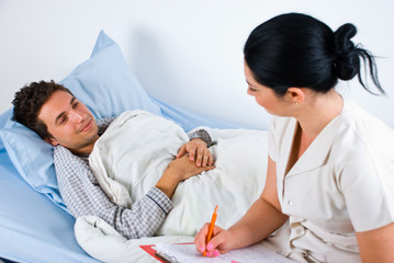 Obraz premium Man patient talking with his doctor