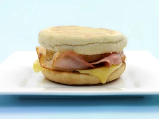 Selbstklebende Fototapete Spiegeleier English Muffin Breakfast