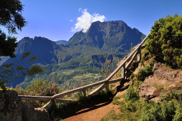 Vue sur le cirque de Mafate depuis un sentier.