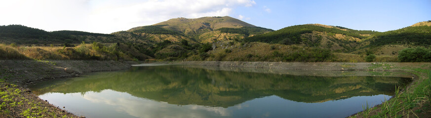 Fototapeta na wymiar panoramic view of mountain lake.