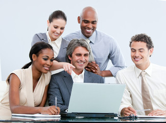 Fototapeta premium Joyful internationnal businessteam looking at the laptop