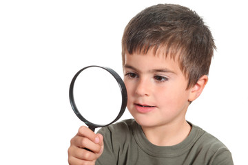 bambino osserva con la lente d'ingrandimento