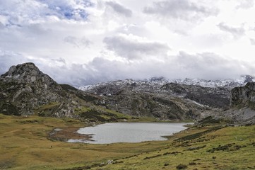 Lago Ercina con nieve