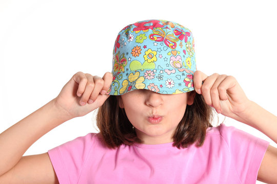bambina spiritosa con cappello colorato sugli occhi