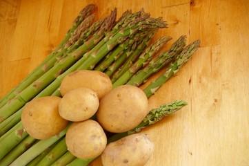 Spargel und Kartoffeln