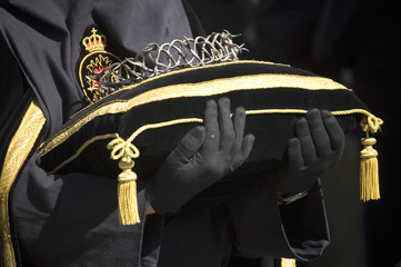 Corona de espinas portada en cojin por nazareno