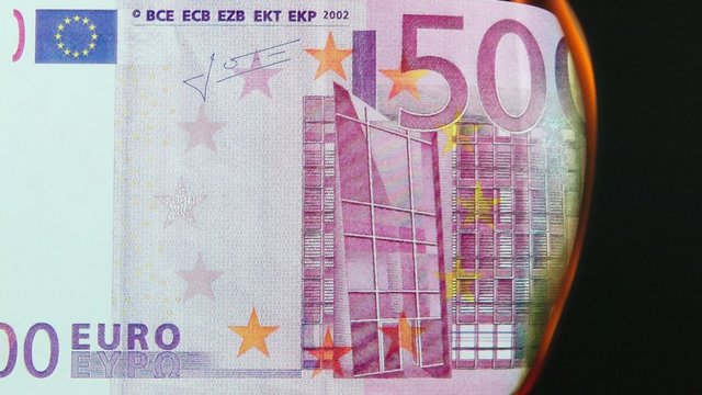 500 Euro Geldschein verbrennt durch Feuer Video