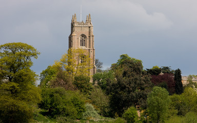 Fototapeta na wymiar Średniowieczny kościół na wzgórzu