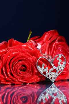 Zum Valentinstag rote Rosen mit Herz Makroaufnahme