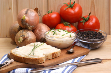 eine Brotscheibe mit hausgemachtem Schmalz