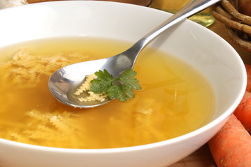 klare Hühnersuppe mit Nudeln