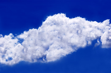 Weisse Wolken und blauer Himmel