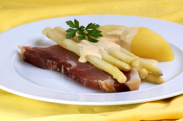 frischer Stangenspargel mit geräuchertem Schinken