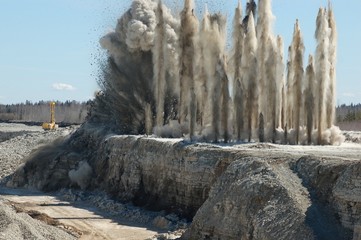 Fototapeta na wymiar Blast w otwartej kopalni odkrywkowych