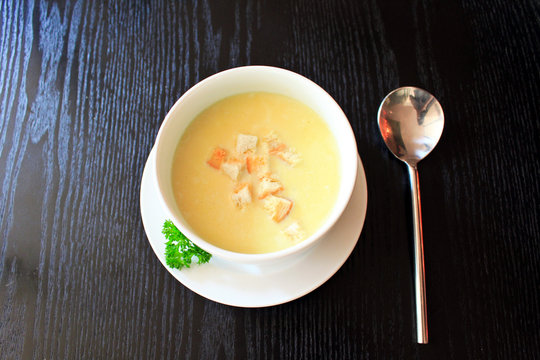 Cream soup with bread